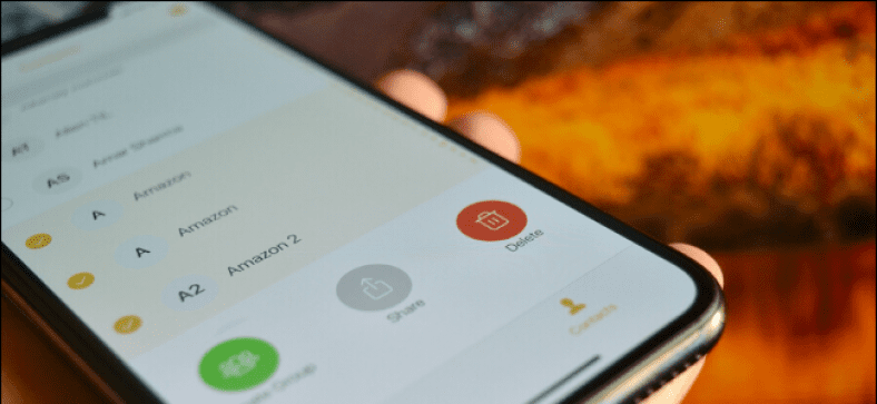 L'Usuariu elimina parechji contatti à tempu in iPhone