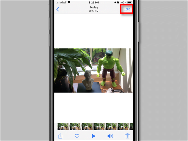 اضغط على زر "تعديل" في تطبيق الصور على iPhone