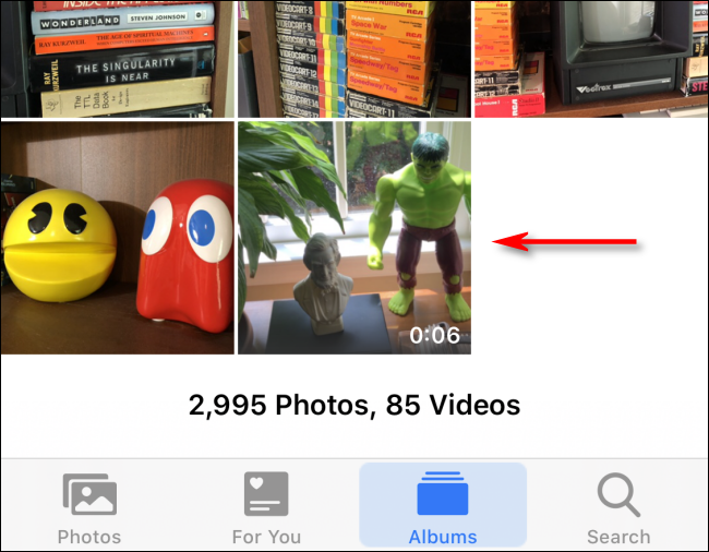 Ketuk video di app Foto untuk memilihnya di iPhone