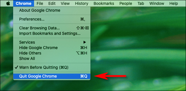 في جهاز Mac ، انقر على قائمة "Chrome" في شريط القائمة وحدد "إنهاء Chrome".