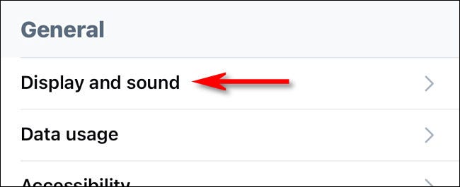في إعدادات Twitter ، انقر على "العرض والصوت".