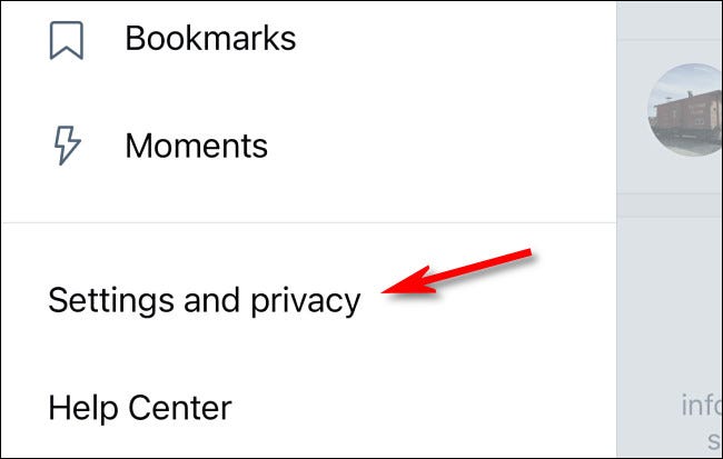 في إعدادات Twitter ، انقر على "الإعدادات والخصوصية".