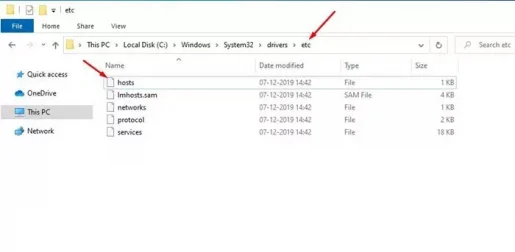 होस्ट्स फ़ाइल पर राइट क्लिक करें और इसे नोटपैड के साथ खोलें