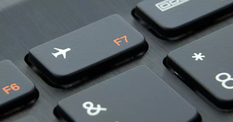 キーが飛行機のシンボルの形をしている場合があります