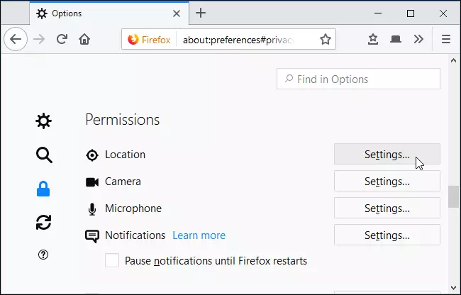 Mozilla Firefox انقر فوق القائمة ثم خيارات الخصوصية والأمان