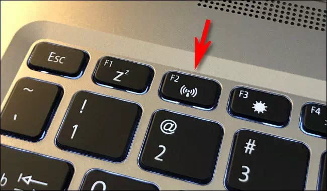 ノートパソコンの機内キーキーボードボタンを使用して機内モードをオンまたはオフにします