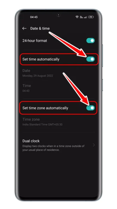 Включите параметры «Установить время автоматически» и «Установить часовой пояс автоматически».